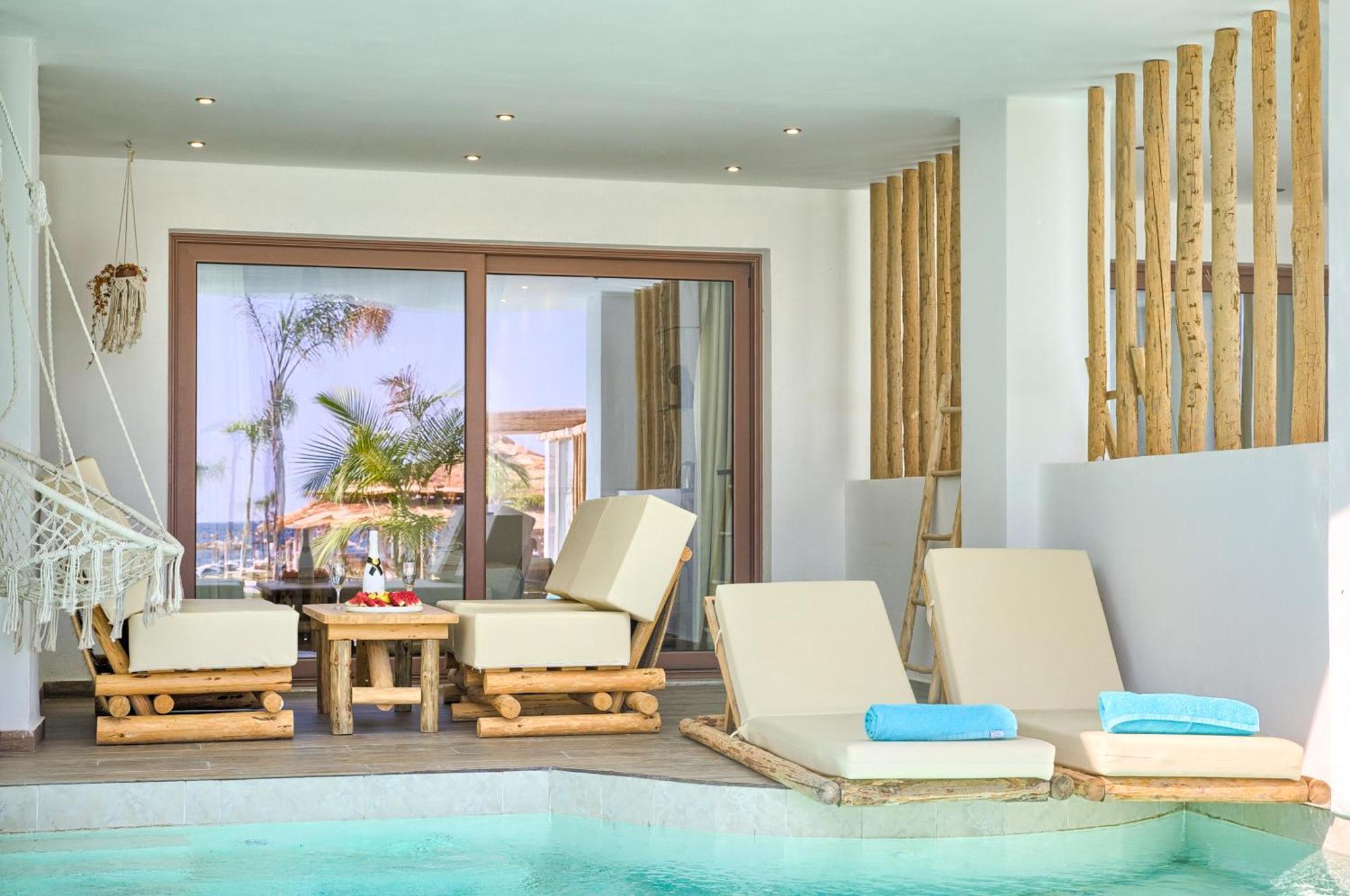 Alia Luxury And Hotell 3*